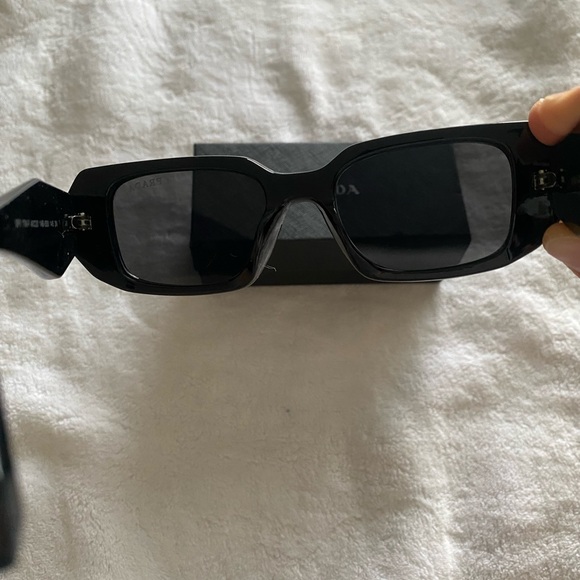 Unisex Symbole Prada sunglasses - Picture 4 of 5